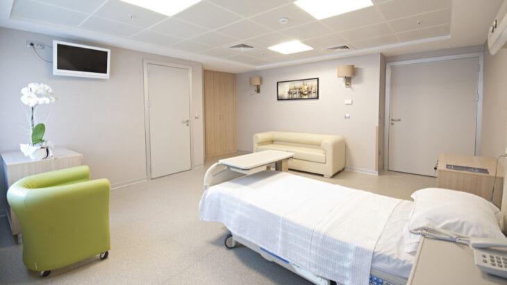 A view of a private hospital room, where a person might undergo inpatient Stadol detox treatment