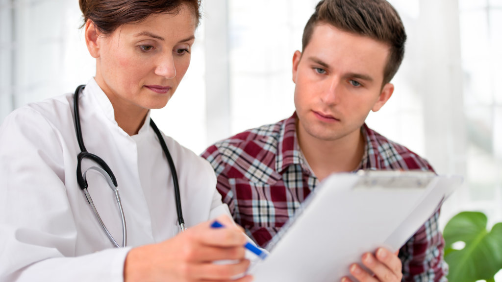 A doctor speaking with a patient at a detox treatment center