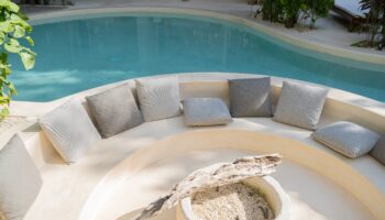 A luxurious pool. Learn more about top luxury detoxes in the US here